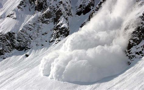 army jawans stuck under snow after avalanche hits army post in siachen jk news today