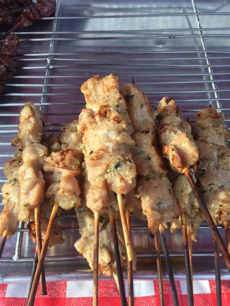 หมูปิ้งเจ้วาส ซอยนาทอง image credit : หมูปิ้งตับปิ้ง ตลาดย่าโม ไม้ละ10บาท น่าทานสุดๆ