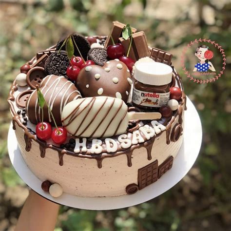 کیک خامه ای با تزیین بستنی چوبی و شکلات خانه آبنبات چوبی