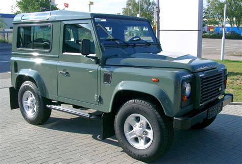 Fileland Rover Defender Front 20070518 Wikimedia Commons