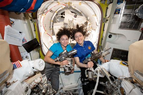 Dos Astronautas Listas Para El Primer Paseo Espacial Exclusivamente