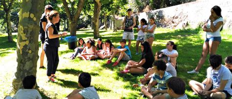Juegos recreativos aquí podéis encontrar una selección de juegos se necesita un balón ya que es similar al juego del alto. Campamento de verano para jóvenes: un espacio educativo y de convivencia | Movimiento por la Paz