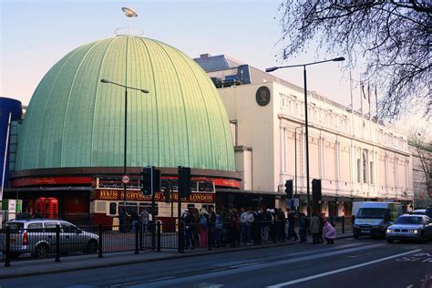 Everything you need to know about inside madame tussauds london to plan your visit. File:London-Madame Tussauds gallery dome.jpg