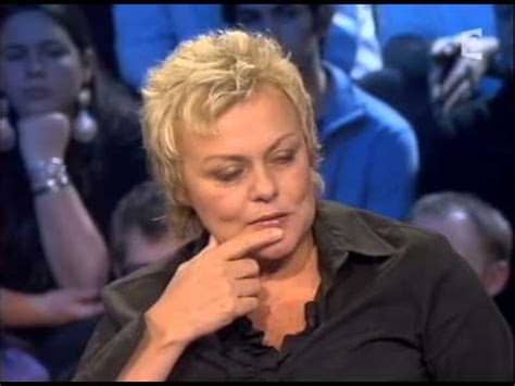 Muriel robin grandit auprès de ses deux soeurs martine et nidia dans le magasin de chaussures de leurs parents. Muriel Robin - On n'est pas couché 16 décembre 2006 #ONPC ...