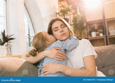 Tiempo Familiar Madre E Hija Teniendo Tiempo Juntos En Casa Se Ven Felices Y Sinceros Imagen De