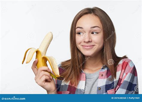 Portret Van Een Tienermeisje Met Een Halve Schaal Bananen Stock Foto Image Of Blij Open