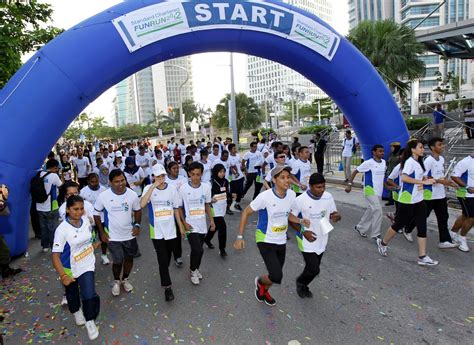 And people from all walks of life run. RUNNING WITH PASSION: Standard Chartered Fun Run 2013 ...