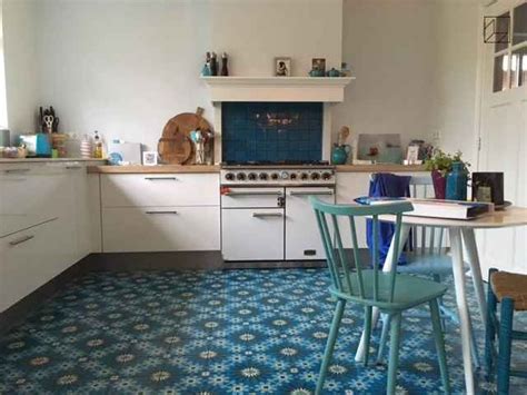Küche fliesen >> startseite >> küche fliesen. Schöner blauer Boden mit Zementfliesen | Küche blau ...