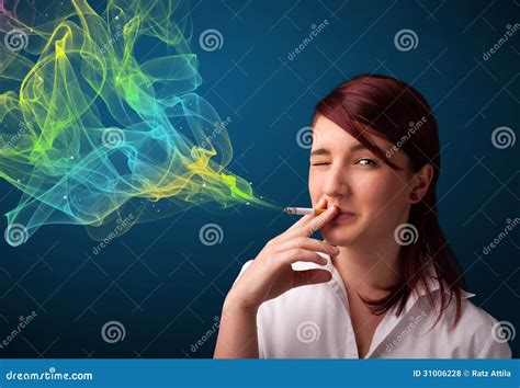 Sigaretta Di Fumo Di Signora Graziosa Con Fumo Variopinto Fotografia Stock Immagine Di Salute
