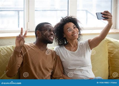幸福的黑人家庭丈夫和妻子在家自拍 库存照片 图片 包括有 房子 设备 小配件 男人 混杂 电话 193619882