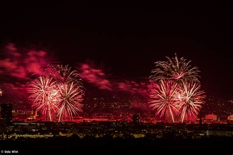 Feuerwerk zur feier des schweizer nationalfeiertages. Feuerwerk zum 1. August über Basel (Update: 2019, S. 2 ...