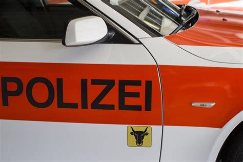 Fl Elen Ur Wohnanh Nger L St Sich W Hrend Fahrt Aus Kupplung Polizei