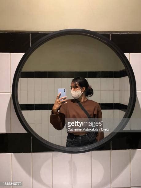 Mirror Selfies Foto E Immagini Stock Getty Images
