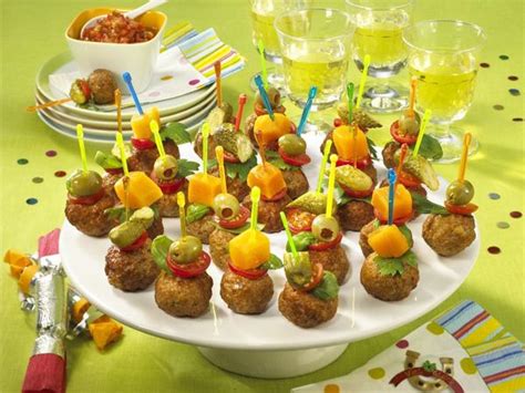 Dies kannst du ganz leicht mit den folgenden ideen für ein festliches buffet tun. Partyspieße - feierfreudige Sticks | Herzhafte snacks ...