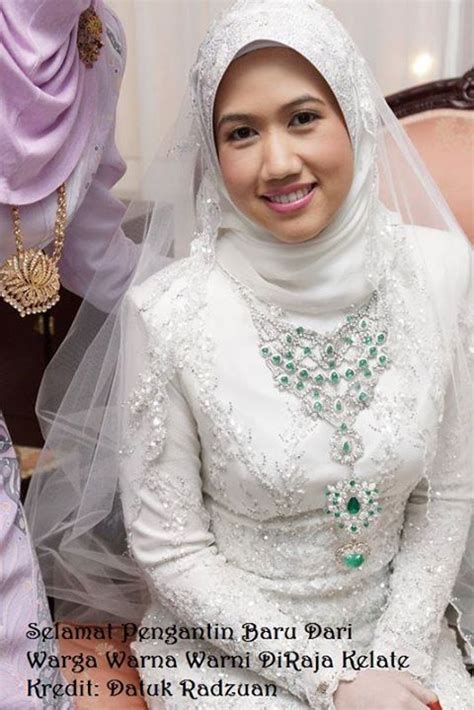 Adalah akun tiktok bernama vapeby yang pertama kali membuat kumpulan video viral tentang pangeran asal brunei darussalam tersebut. Gambar Dan Video Majlis Perkahwinan Adinda Sultan Kelantan ...