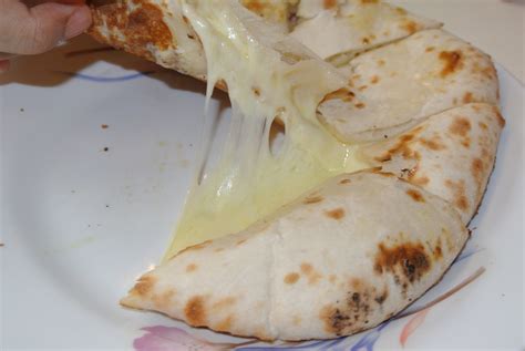 Apabila roti kelihatan kekuningan dan agak garing, angkat dan gulungkan seperti di dalam gambar. Kasih Nan Abadi..Selamanya..::~: JJCM - Roti Cheese Nan ...