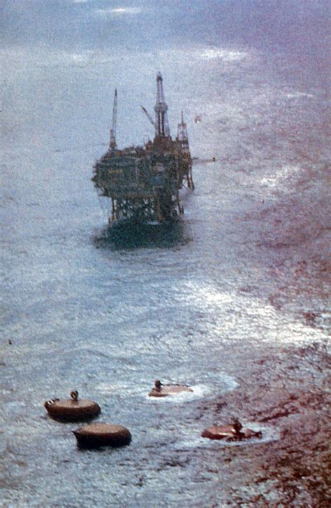 Mars 1980 veltet plattformen alexander l. Fil:Edda 2-7C and the capsized Alexander L Kielland NOMF ...