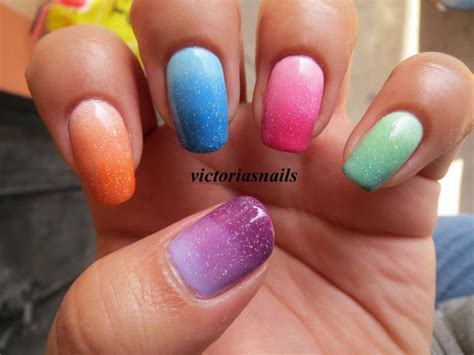 Las uñas acrilicas se forman por la combinación de un polímero en polvo y un liquido especial. uñas pintadas de muchos colores