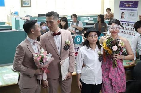 Taiwan Holds First Same Sex Marriage Ceremonies In Asia