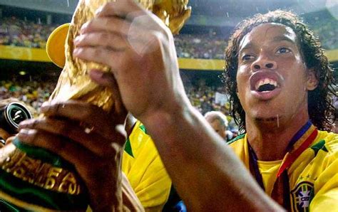 Ronaldinho Ga Cho Conhe A A Hist Ria Dessa Lenda Do Futebol Ao Vivo Esporte