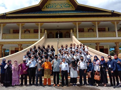 Sumpit dan parang dan lampagit itu azimat kami ke bukit mencari buruan dan pucuk hutan. Finalis Duta Bahasa Riau 2020 Berkunjung ke Kantor Lembaga ...