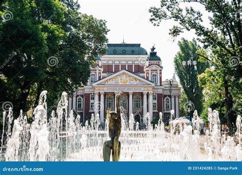 Teatro Nacional Ivan Vazov Y Jardín De La Ciudad En Sofia Bulgaria