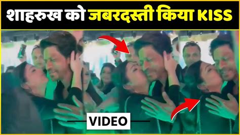 shah rukh khan kissed forcefully by a female fan in dubai watch video youtube