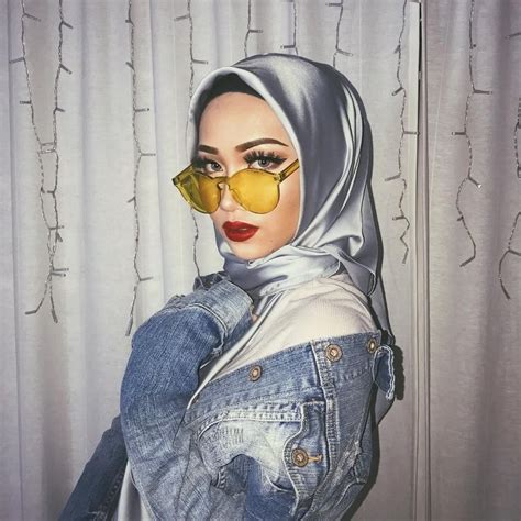 Keduanya juga kompak memakai baju yang sama, yaitu dengan tema black polkadot. Pin oleh Luxyhijab di Hijab Beauty / جمال المحجبات ...