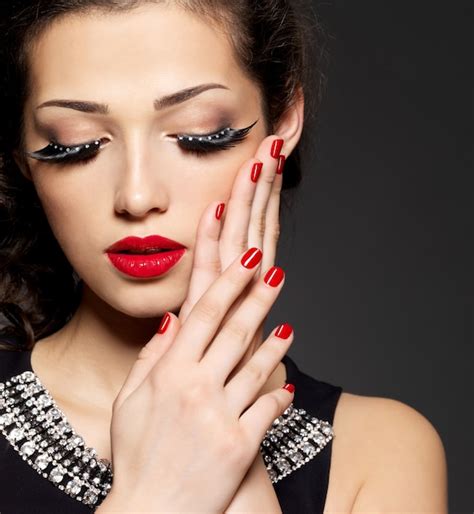 Mujer De Moda Con Maquillaje Creativo Moderno Con Manicura Roja De