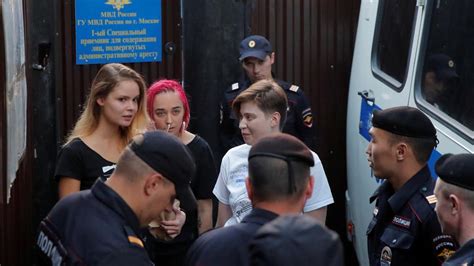 Pussy Riot Aktivistinnen Nach Haftstrafe Wieder Festgenommen Zeit Online