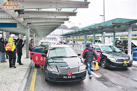 Jun 07, 2021 · 事发於前日傍晚六时许，涉事的士驶至添华道时，突然撞向驻港解放军军营的车闸，车闸被撞至扭曲变形，的士车头轻微损毁，有零件飞脱，幸无人受伤，司机通过酒精呼气测试。警方以涉嫌刑事毁坏及无许可证进入禁区拘捕姓袁（53岁）的士司机。 200新的士牌投標 - 東方日報