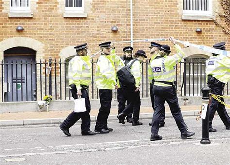 الشرطة البريطانية تحتجز رجلًا بعد اقتحام سيارة لمركز شرطة شمال لندن المصري اليوم