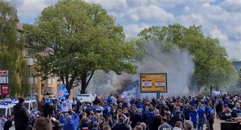 Informationen über den rostock aus der saison 2. Hansa Rostock: Fans feiern zusammen mit der Mannschaft den ...