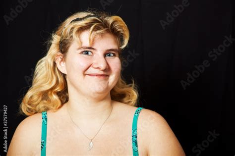 Portrait Einer Jungen Molligen Blonden Frau Stock Foto Adobe Stock