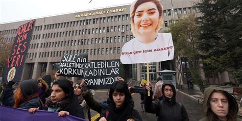 Mahkeme sanıkların tutukluluk hallerinin otopsi raporunda şule çet'in boynundaki hyoid kemiğinin kırıldığının belirlendiğini ifade eden prof. Şule Çet Davası İçin Karar Bekleniyor