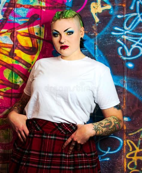 Fille Punk Avec L Attitude Cheveux Verts Tatouages Perforations Du Visage Fond De Graffitis