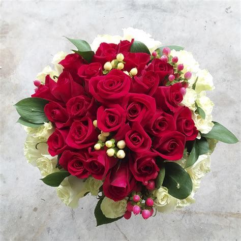 Send a bouquet, a basket, a single rose or have a set customised with birthday wishes to go with your chosen flowers! Send Birthday Roses Bouquet in Miami, Florida - Mia Roses