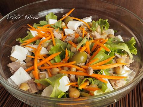 Mettete a bagno i ceci per 24 ore in acqua tiepida e con un pizzico di bicarbonato. Insalata estiva con tonno, ceci, formaggio, carote e olive ...