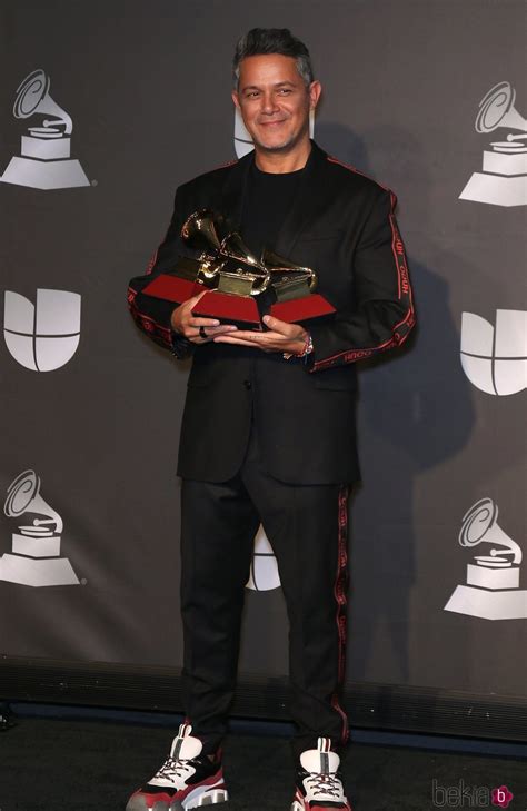 Alejandro Sanz Con Sus Tres Premios Grammy Latino 2019 Alfombra Roja