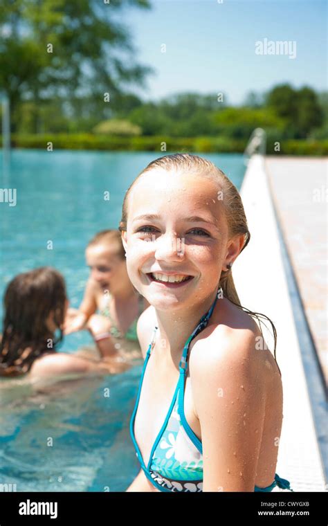 Lächelndes Mädchen Im Schwimmbad Stockfotografie Alamy