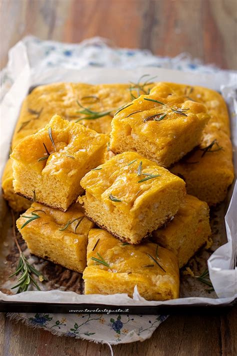 Su tavolartegusto trovi una raccolta speciale di ricette con la zucca facili, golose ed originali per creare antipasti, primi, secondi e dolci con la zucca! Focaccia alla zucca alta, soffice e profumata! (Ricetta ...