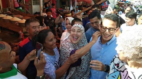Sandiaga Uno Jadi Rebutan Emak Emak Di Pasar Terong Makassar