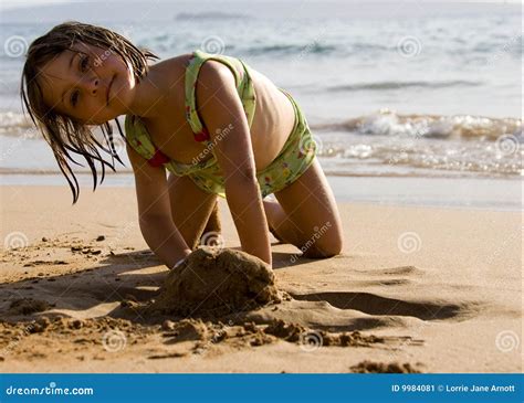 Gl Ckliches M Dchen Das Auf Strand Spielt Stockbild Bild Von Ozean