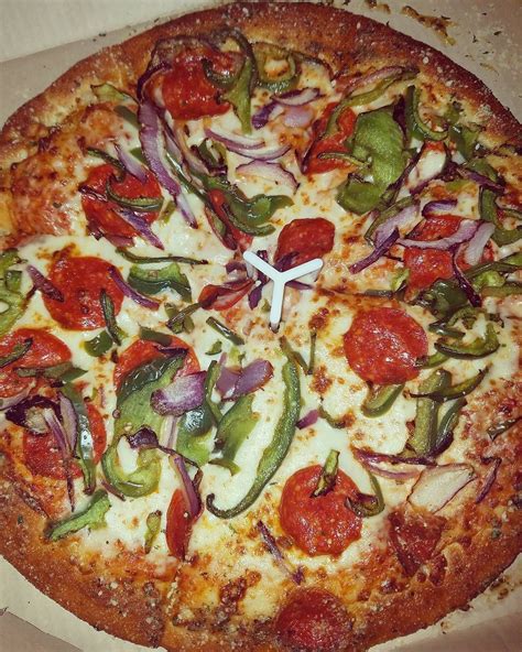 Pizza with creamy spinach sauce, mozzarella, ham, crispy bacon, mushrooms and juicy tomatoes. @clubtraci Pizza 😍 | Food, Food drink, Yum