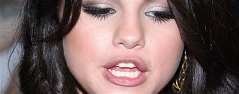 Selena gomez shares rare selfies with bff taylor… Selena Gomez zeigt sich ungeschminkt beim Backen ...