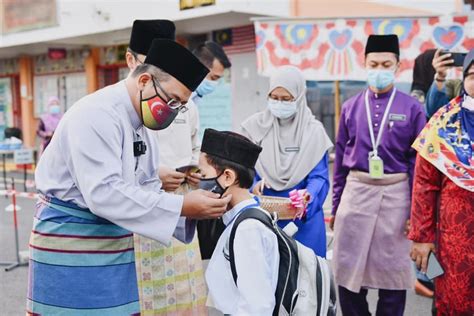 Bentrokan pun terjadi yang bermula dari demonstrasi kecil menentang. Pengagihan Topeng Muka Guna Semula di Sekolah Rendah Agama ...