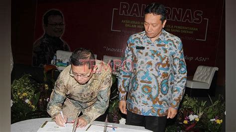 Kerabat tengah berduka saat pemakaman jurnalis senior yang juga direktur utama tempo inti media, toriq hadad di tpu jeruk purut, jakarta, sabtu 08 mei 2021. Tempo Jalin Kerja Sama dengan LAN - Foto Tempo.co
