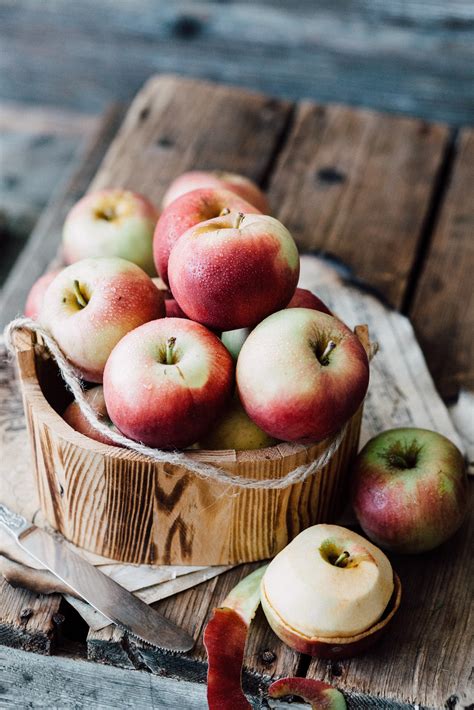 Close-up of Apples in Wooden Bowl · Free Stock Photo