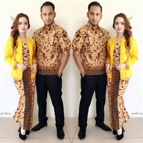 Baju couple dominan batik yang elegan. Best Of Baju Batik Couple Buat Lamaran | This Little Piggy's