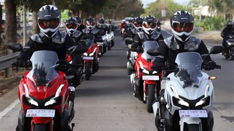 Kakak adik kenthu di sofa. Honda ADV 150 Dapat Potongan Harga Menggiurkan, Tapi Cuma ...